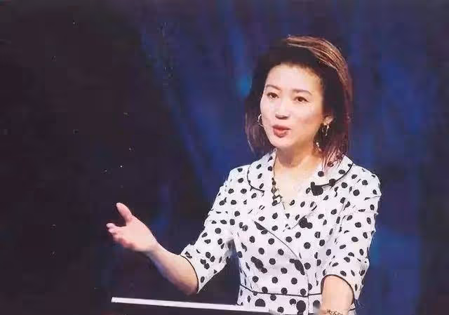 她曾是比董卿還紅的美女主持人,離婚後再嫁豪門,今膝下無子成遺憾