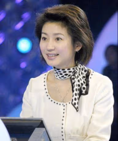 她曾是比董卿還紅的美女主持人,離婚後再嫁豪門,今膝下無子成遺憾
