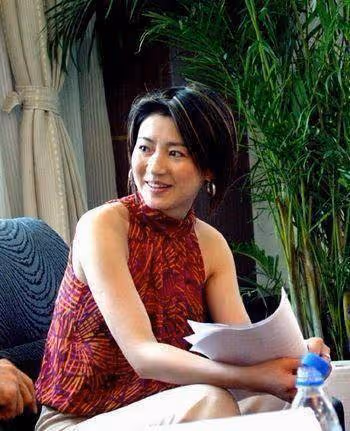 她曾是比董卿還紅的美女主持人,離婚後再嫁豪門,今膝下無子成遺憾