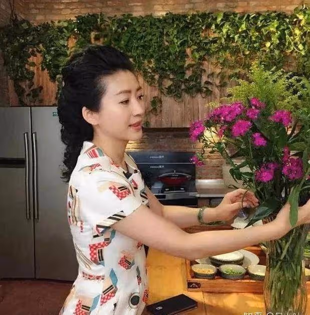 她曾是比董卿還紅的美女主持人,離婚後再嫁豪門,今膝下無子成遺憾