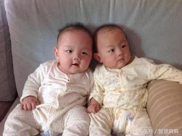 爸爸姓「賊」要給雙胞胎女兒取名字，報戶口時卻讓工作人員忍不住笑了！