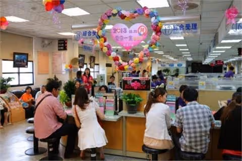 爸爸姓「賊」要給雙胞胎女兒取名字，報戶口時卻讓工作人員忍不住笑了！