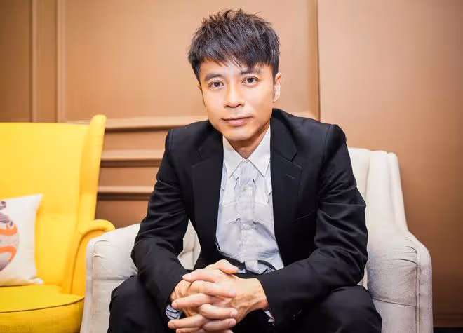 李克勤攜妻回內地撈金,夫婦杭州逛商場被偶遇,大包小包收穫豐富