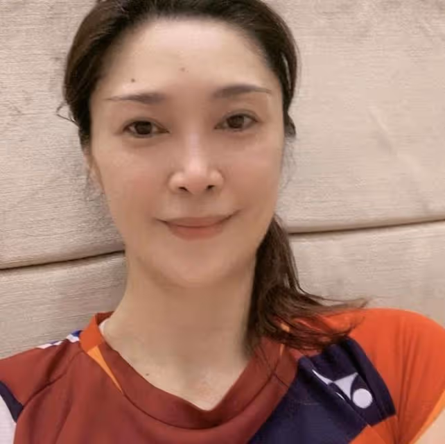 李克勤攜妻回內地撈金,夫婦杭州逛商場被偶遇,大包小包收穫豐富