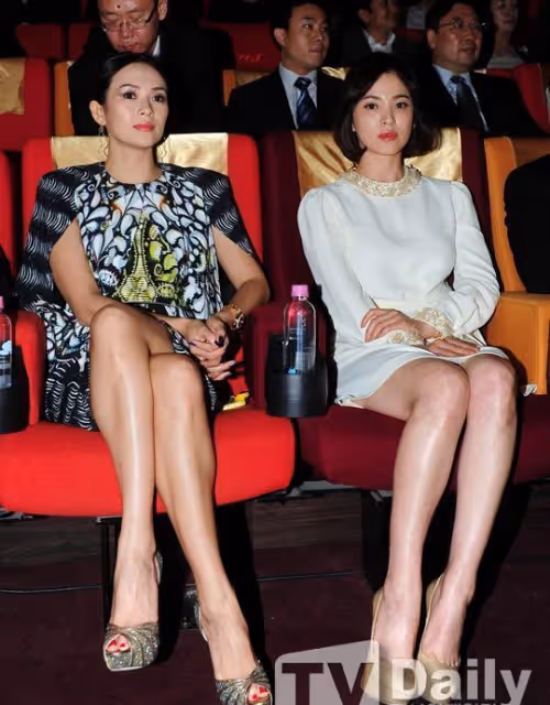 章子怡對宋慧喬說:「你穿短裙好像不喜歡翹二郎腿啊!」
