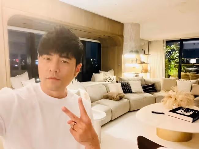 哈喇子流一地 周杰倫首曬上億豪宅客廳內裝