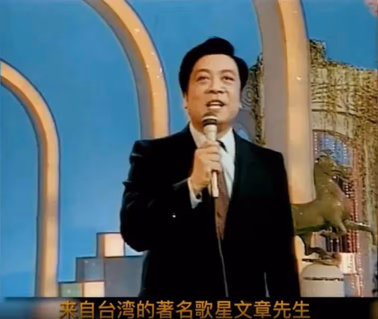 台灣62歲「過氣歌手」定居新加坡,豪華別墅曝光:超大泳池十分愜意,客廳像KTV一看就「不缺錢」