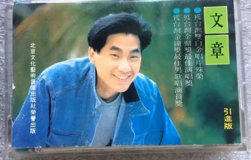 台灣62歲「過氣歌手」定居新加坡,豪華別墅曝光:超大泳池十分愜意,客廳像KTV一看就「不缺錢」