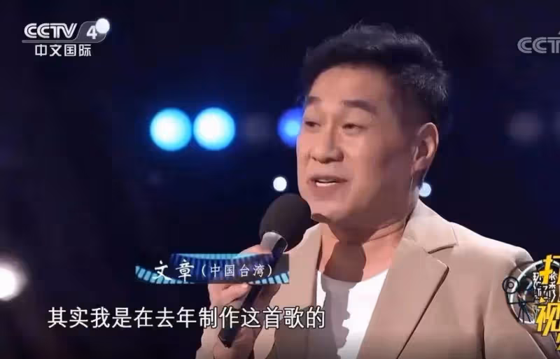 台灣62歲「過氣歌手」定居新加坡,豪華別墅曝光:超大泳池十分愜意,客廳像KTV一看就「不缺錢」