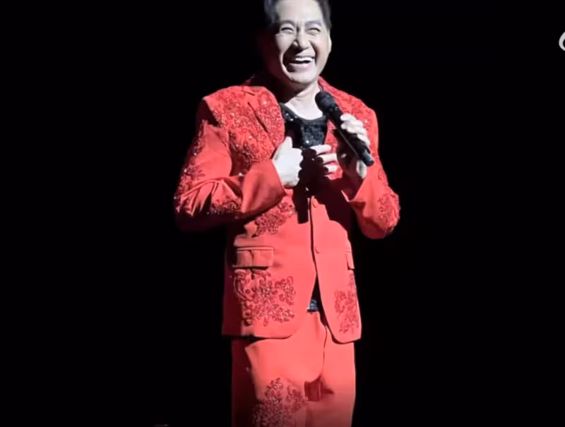 台灣62歲「過氣歌手」定居新加坡,豪華別墅曝光:超大泳池十分愜意,客廳像KTV一看就「不缺錢」