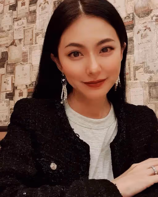 新加坡女星搞定范文芳前男友,兩度嫁入億萬豪門,不做全職太太卻做女強人,如今40歲完全看不出生過兩孩子