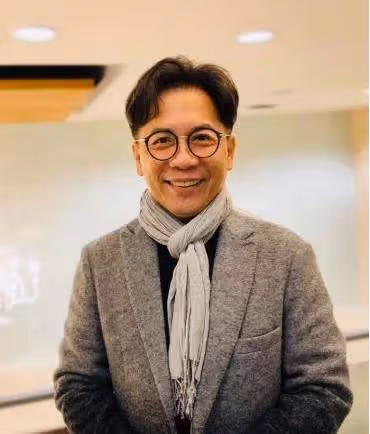許傑輝「跑回餐廳端盤子」被嘲笑沒出息,譏大明星「變得好落魄」,他把挫折當動力,感嘆:我不是最耀眼的,但卻是最努力的!