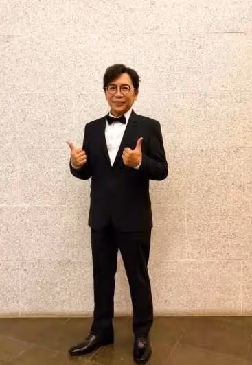 許傑輝「跑回餐廳端盤子」被嘲笑沒出息,譏大明星「變得好落魄」,他把挫折當動力,感嘆:我不是最耀眼的,但卻是最努力的!