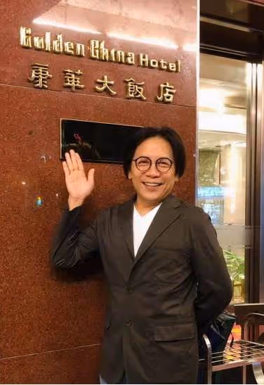 許傑輝「跑回餐廳端盤子」被嘲笑沒出息,譏大明星「變得好落魄」,他把挫折當動力,感嘆:我不是最耀眼的,但卻是最努力的!