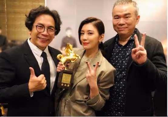 許傑輝「跑回餐廳端盤子」被嘲笑沒出息,譏大明星「變得好落魄」,他把挫折當動力,感嘆:我不是最耀眼的,但卻是最努力的!