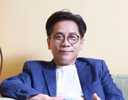 許傑輝「跑回餐廳端盤子」被嘲笑沒出息,譏大明星「變得好落魄」,他把挫折當動力,感嘆:我不是最耀眼的,但卻是最努力的!