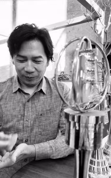 許傑輝「跑回餐廳端盤子」被嘲笑沒出息，譏大明星「變得好落魄」，他把挫折當動力，感嘆：我不是最耀眼的，但卻是最努力的！