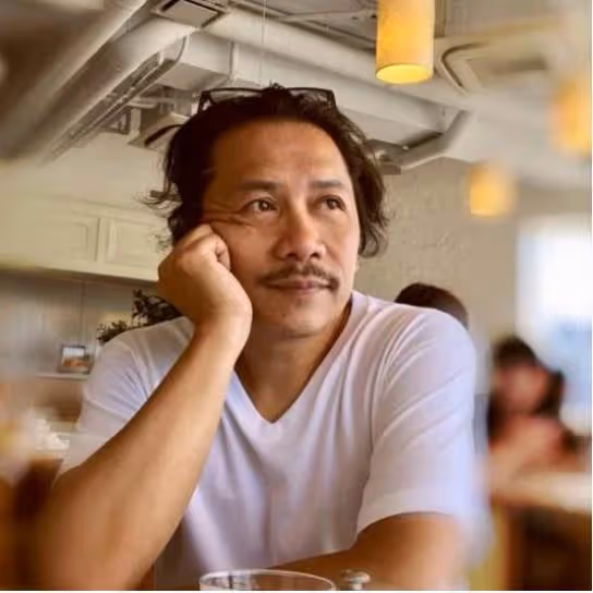許傑輝「跑回餐廳端盤子」被嘲笑沒出息，譏大明星「變得好落魄」，他把挫折當動力，感嘆：我不是最耀眼的，但卻是最努力的！