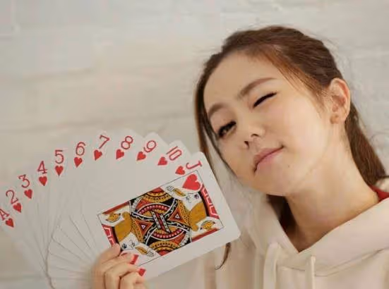 參觀鄧紫棋現實中的家,房子很有香港特色,客廳只有「巴掌大」