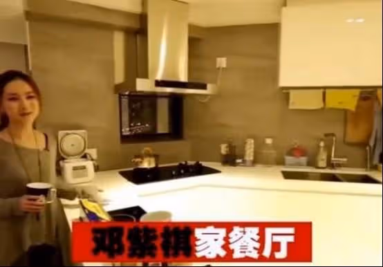 參觀鄧紫棋現實中的家,房子很有香港特色,客廳只有「巴掌大」