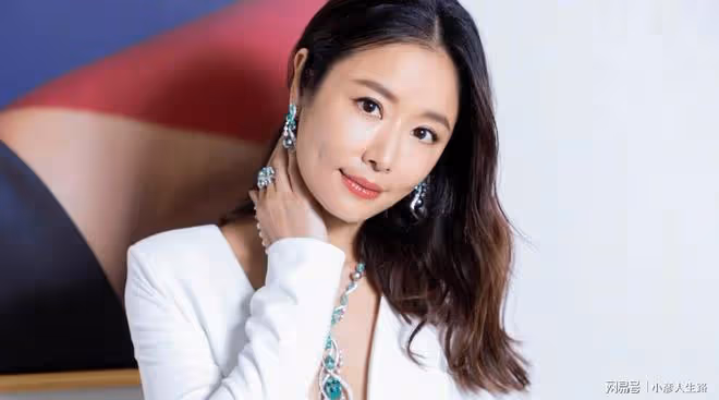 林心如戴頂級高奢珠寶,億萬碧璽億萬紅寶石,女兒吃飯都用金碗