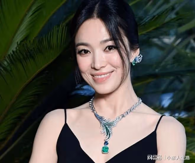 林心如戴頂級高奢珠寶,億萬碧璽億萬紅寶石,女兒吃飯都用金碗