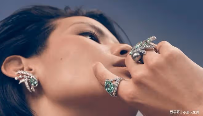 林心如戴頂級高奢珠寶,億萬碧璽億萬紅寶石,女兒吃飯都用金碗