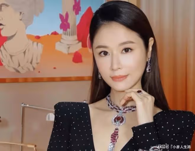 林心如戴頂級高奢珠寶,億萬碧璽億萬紅寶石,女兒吃飯都用金碗