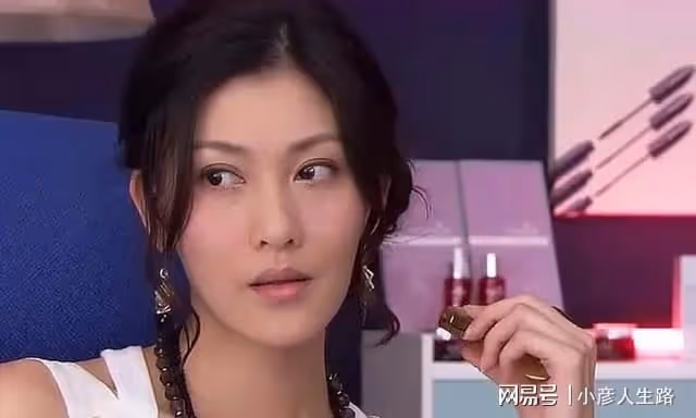 李彩樺現身廣西街頭商演,出場費被爆48萬,網友:怎麼混成這樣