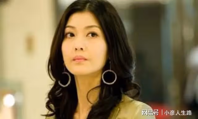 李彩樺現身廣西街頭商演,出場費被爆48萬,網友:怎麼混成這樣
