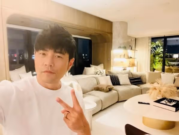 周杰倫曬自拍曝光豪宅客廳裝潢　陳建州讚嘆：舒服