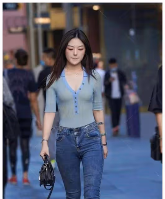 開領T恤搭配牛仔褲，身材渾圓有型，十分吸睛