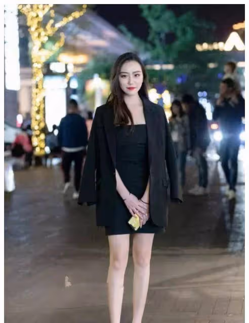 小姐姐身上穿著一件黑色的抹胸連衣裙，顯示出一種迷離的姿態