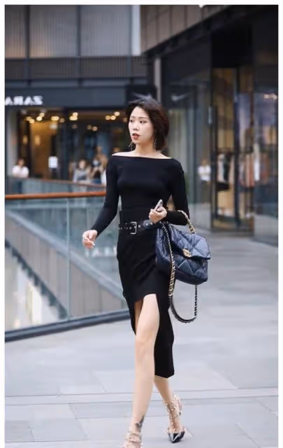 小姐姐身上穿著一件黑色的抹胸連衣裙，顯示出一種迷離的姿態