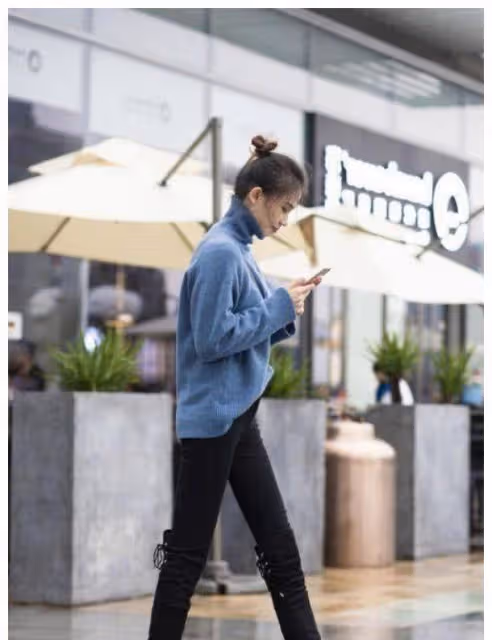 小姐姐身上穿著一件黑色的抹胸連衣裙，顯示出一種迷離的姿態