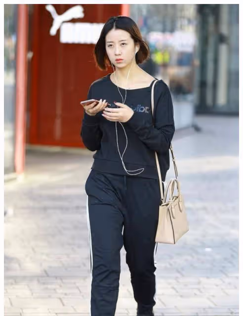 小姐姐身上穿著一件黑色的抹胸連衣裙，顯示出一種迷離的姿態