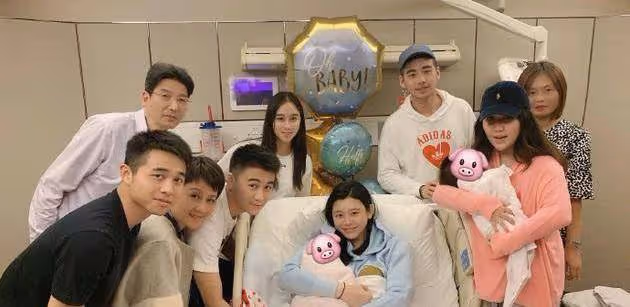 她兩進兩出豪門，拒絕10億贍養費，50歲與兒子走紅毯似一代人