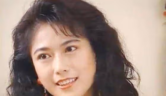 她兩進兩出豪門，拒絕10億贍養費，50歲與兒子走紅毯似一代人