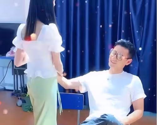 呂一老公疑翻車！與富婆曖昧，合開影視公司騙錢，誘騙網友陪導演