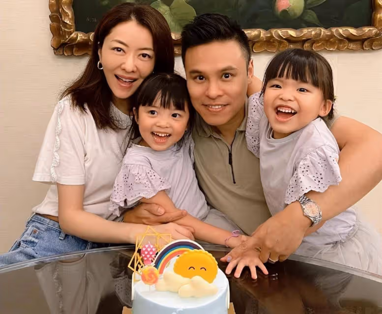 42歲熊黛林躺床上用餐!穿浴袍側面開叉秀美腿,休閒度假生活愜意
