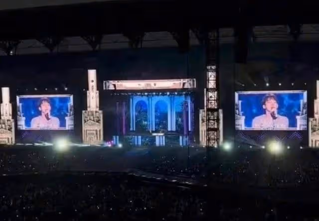 S.M演唱會金鐘大solo表演時,現場粉絲們關應援棒給了他一片黑海