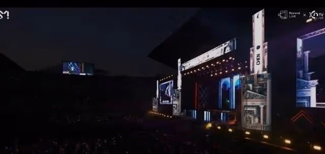 S.M演唱會金鐘大solo表演時,現場粉絲們關應援棒給了他一片黑海