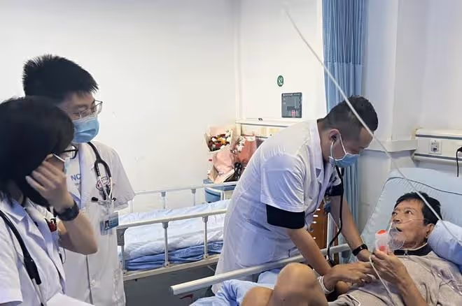 74歲老戲骨方剛突然住院!戴鼻氧管臉色蠟黃,身形消瘦出入坐輪椅