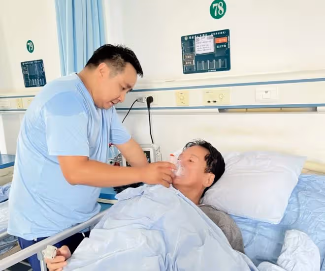 74歲老戲骨方剛突然住院!戴鼻氧管臉色蠟黃,身形消瘦出入坐輪椅