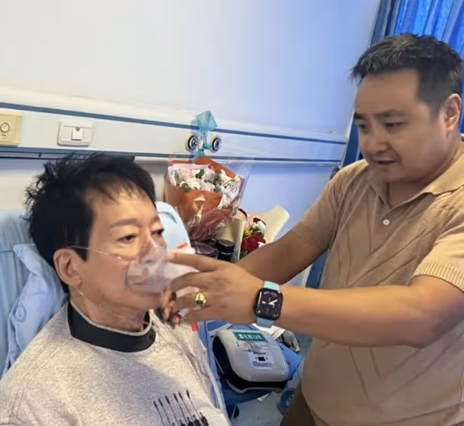 74歲老戲骨方剛突然住院!戴鼻氧管臉色蠟黃,身形消瘦出入坐輪椅