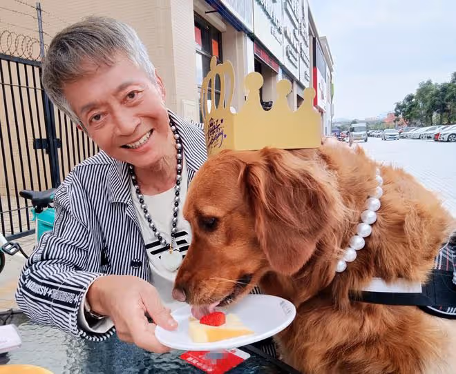 74歲老戲骨方剛突然住院！戴鼻氧管臉色蠟黃，身形消瘦出入坐輪椅
