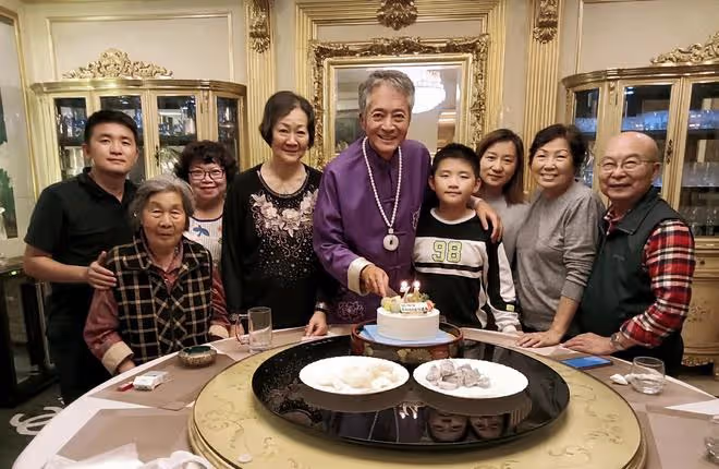 74歲老戲骨方剛突然住院！戴鼻氧管臉色蠟黃，身形消瘦出入坐輪椅