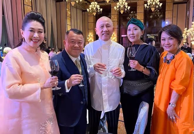 周立波出席香港豪門婚宴!被富婆挽手合影顯親密,曾志偉喝到臉紅