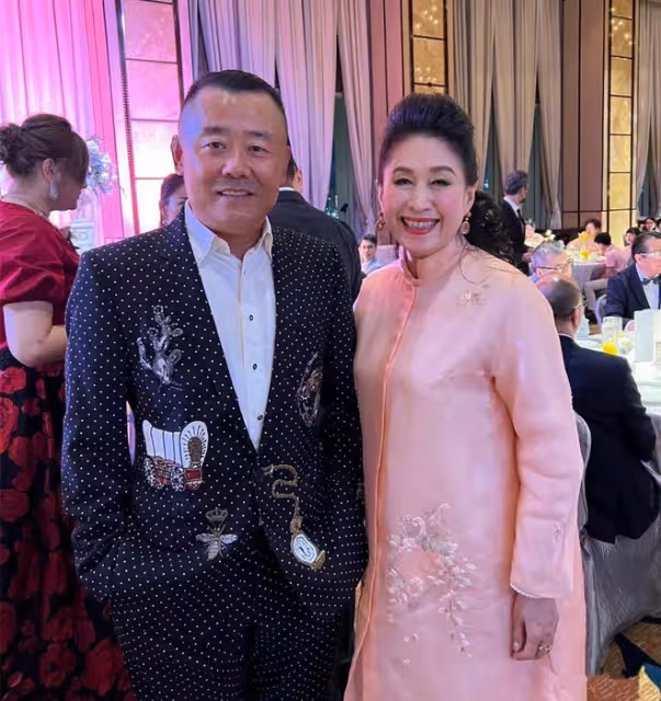 周立波出席香港豪門婚宴!被富婆挽手合影顯親密,曾志偉喝到臉紅