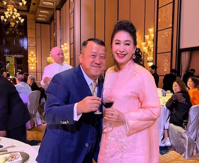 周立波出席香港豪門婚宴!被富婆挽手合影顯親密,曾志偉喝到臉紅